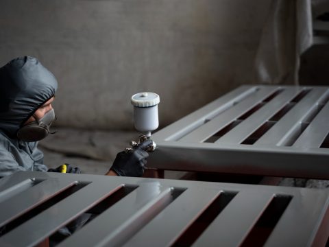 Imagem representativa do processo de pintura em superfícies galvanizadas.
