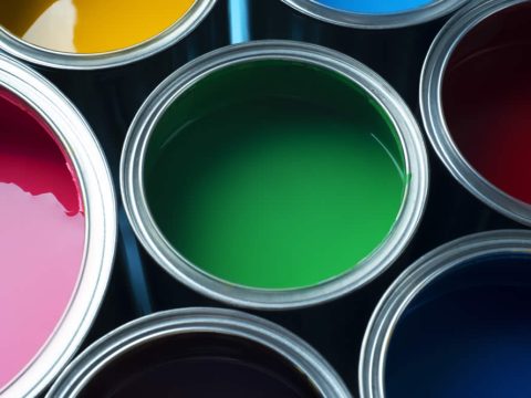 Imagem de baldes de tintas coloridas