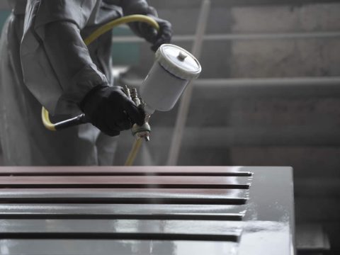 Pulverizador de tinta em estrutura metálica