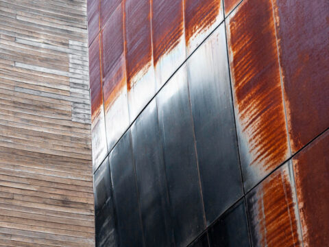 Estrutura metálica oxidada em ambiente industrial.