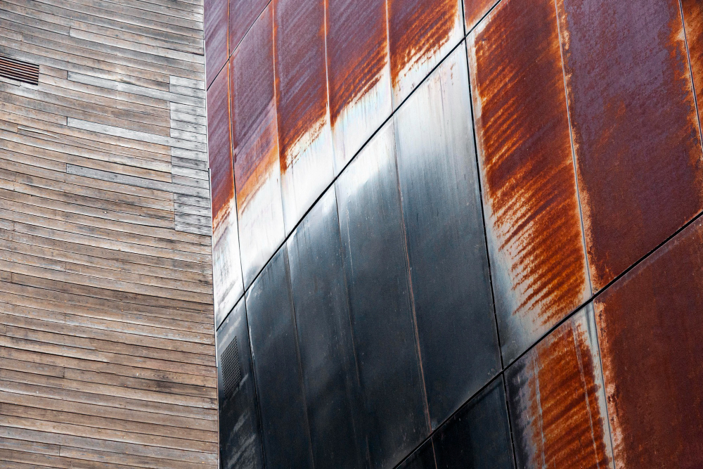 Estrutura metálica oxidada em ambiente industrial.